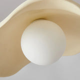 Moderne pendel i resin med hatteform