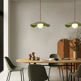 Moderne pendel i resin med hatteform
