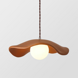 Moderne pendel i resin med hatteform