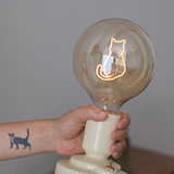 Bordlampe i lyserød og hvid med kattemotiv