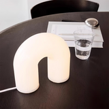 Bordlampe i metal med buet form