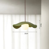Moderne pendel i resin med hatteform