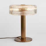 Bordlampe i guld og glas – moderne natbordslampe til soveværelset