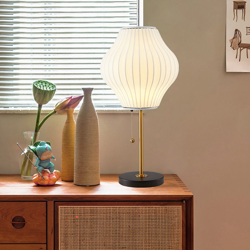 Bordlampe i hvid silke – klassisk til natbordet