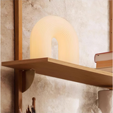 Bordlampe i metal med buet form