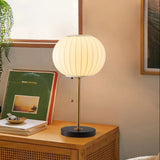 Bordlampe i hvid silke – klassisk til natbordet