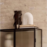 Bordlampe i metal med buet form