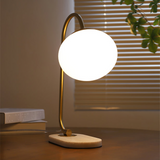 Bordlampe i metal og glas med marshmallow-form