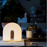 Bordlampe i metal med buet form
