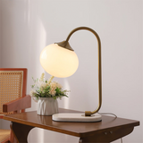 Bordlampe i metal og glas med marshmallow-form
