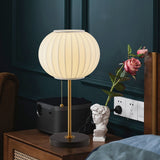 Bordlampe i hvid silke – klassisk til natbordet