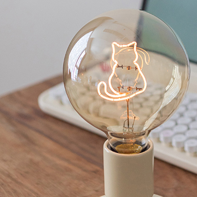 Bordlampe i lyserød og hvid med kattemotiv