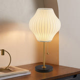 Bordlampe i hvid silke – klassisk til natbordet