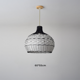 Moderne rattanpendel i håndfletning