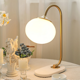 Bordlampe i metal og glas med marshmallow-form