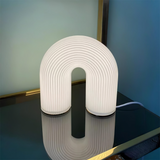 Bordlampe i metal med buet form