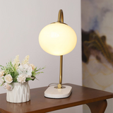 Bordlampe i metal og glas med marshmallow-form