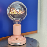 Bordlampe i lyserød og hvid med kattemotiv