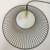 Metalpendel – minimalistisk sort hængelampe til spisestuen