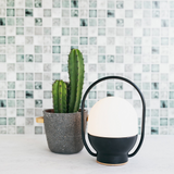 Bordlampe i glas i sort og hvid – bærbar