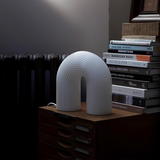 Bordlampe i metal med buet form