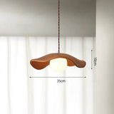 Moderne pendel i resin med hatteform