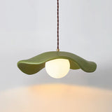 Moderne pendel i resin med hatteform