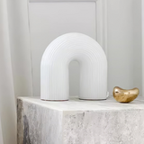 Bordlampe i metal med buet form