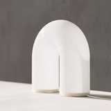 Bordlampe i metal med buet form