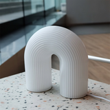 Bordlampe i metal med buet form