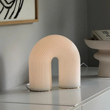 Bordlampe i metal med buet form