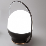 Bordlampe i glas i sort og hvid – bærbar