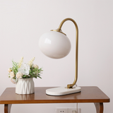 Bordlampe i metal og glas med marshmallow-form