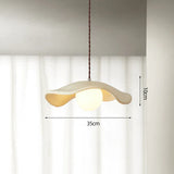 Moderne pendel i resin med hatteform