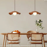 Moderne pendel i resin med hatteform
