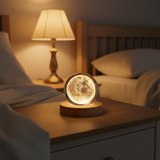 Natlampe med krystalkugle – 3D-lampe med planet- og månemotiv