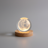 Natlampe med krystalkugle – 3D-lampe med planet- og månemotiv
