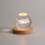 Natlampe med krystalkugle – 3D-lampe med planet- og månemotiv