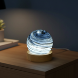 Bordlampe formet som en planet – natbordslampe med træfod
