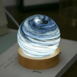 Bordlampe formet som en planet – natbordslampe med træfod