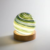 Bordlampe formet som en planet – natbordslampe med træfod