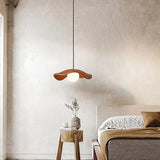 Moderne pendel i resin med hatteform