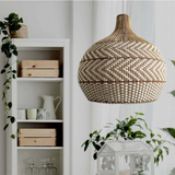 Moderne rattanpendel i håndfletning