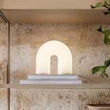 Bordlampe i metal med buet form
