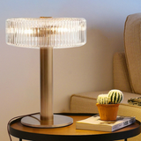 Bordlampe i guld og glas – moderne natbordslampe til soveværelset