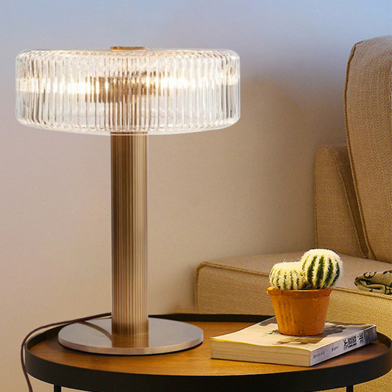 Bordlampe i guld og glas – moderne natbordslampe til soveværelset