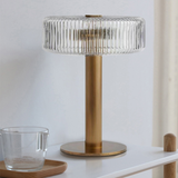 Bordlampe i guld og glas – moderne natbordslampe til soveværelset
