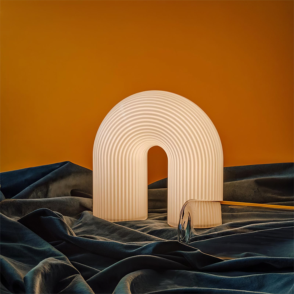 Bordlampe i metal med buet form