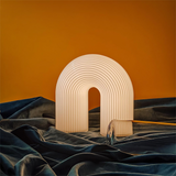 Bordlampe i metal med buet form