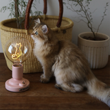 Bordlampe i lyserød og hvid med kattemotiv